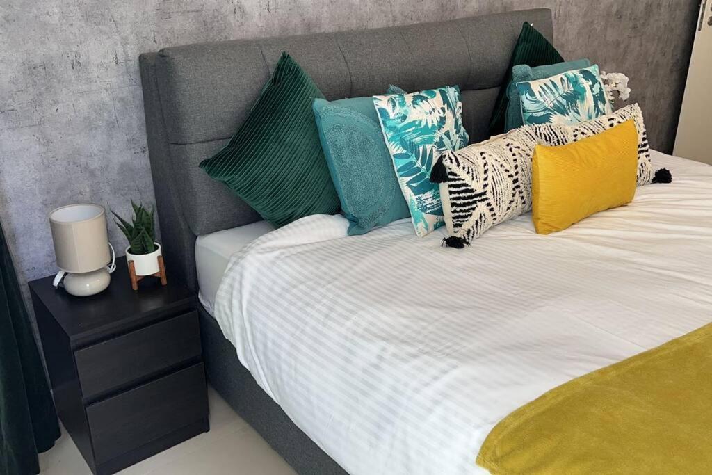 Beach Dream - A Luxury 1 Bedroom Apartment With Direct Beach Access Rász el-Haima Kültér fotó