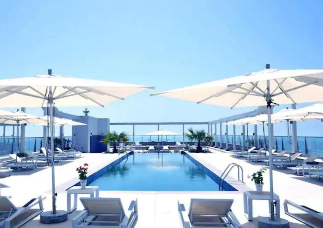 Beach Dream - A Luxury 1 Bedroom Apartment With Direct Beach Access Rász el-Haima Kültér fotó